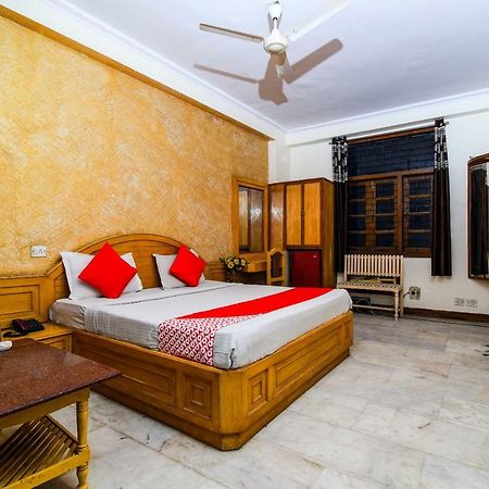 Rahul Palace By Golden Tree Near Metro Station And Ajmal Khan Market Нью-Делі Екстер'єр фото