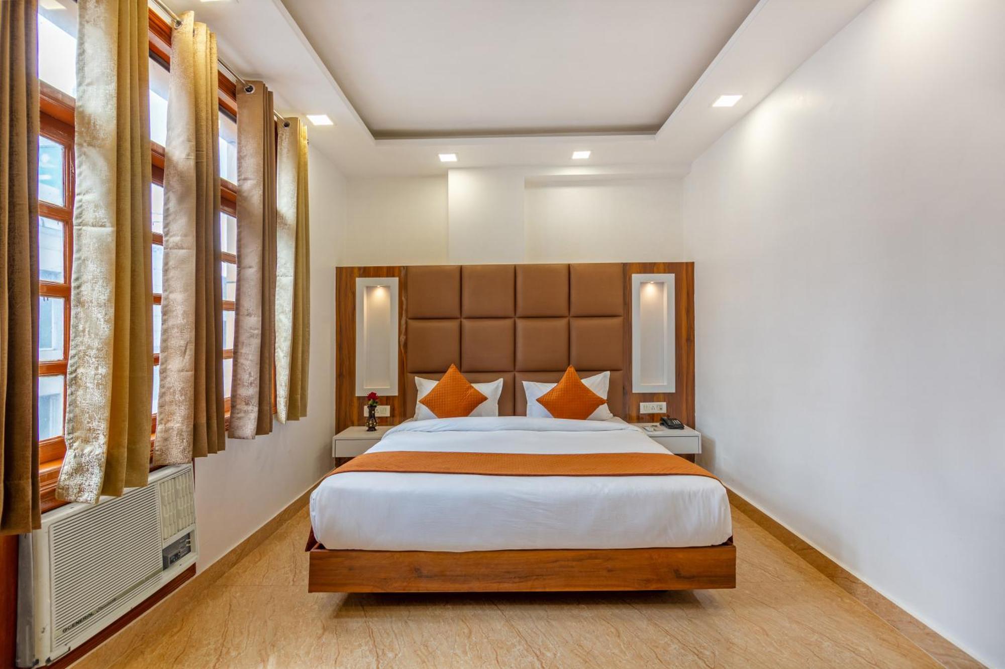 Rahul Palace By Golden Tree Near Metro Station And Ajmal Khan Market Нью-Делі Екстер'єр фото