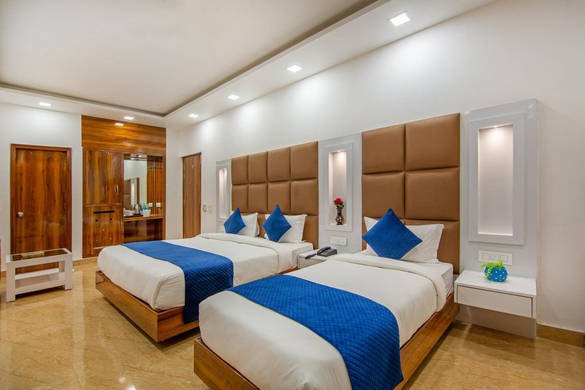 Rahul Palace By Golden Tree Near Metro Station And Ajmal Khan Market Нью-Делі Екстер'єр фото