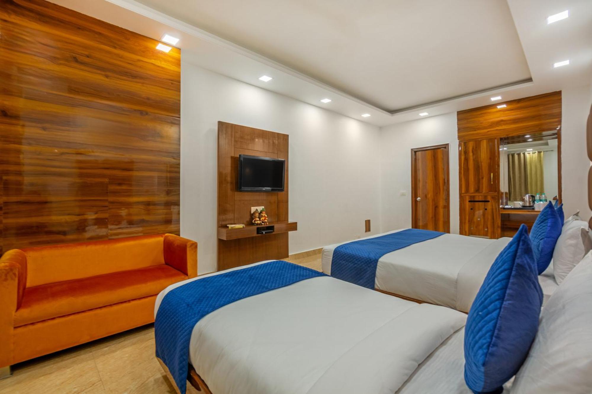 Rahul Palace By Golden Tree Near Metro Station And Ajmal Khan Market Нью-Делі Екстер'єр фото
