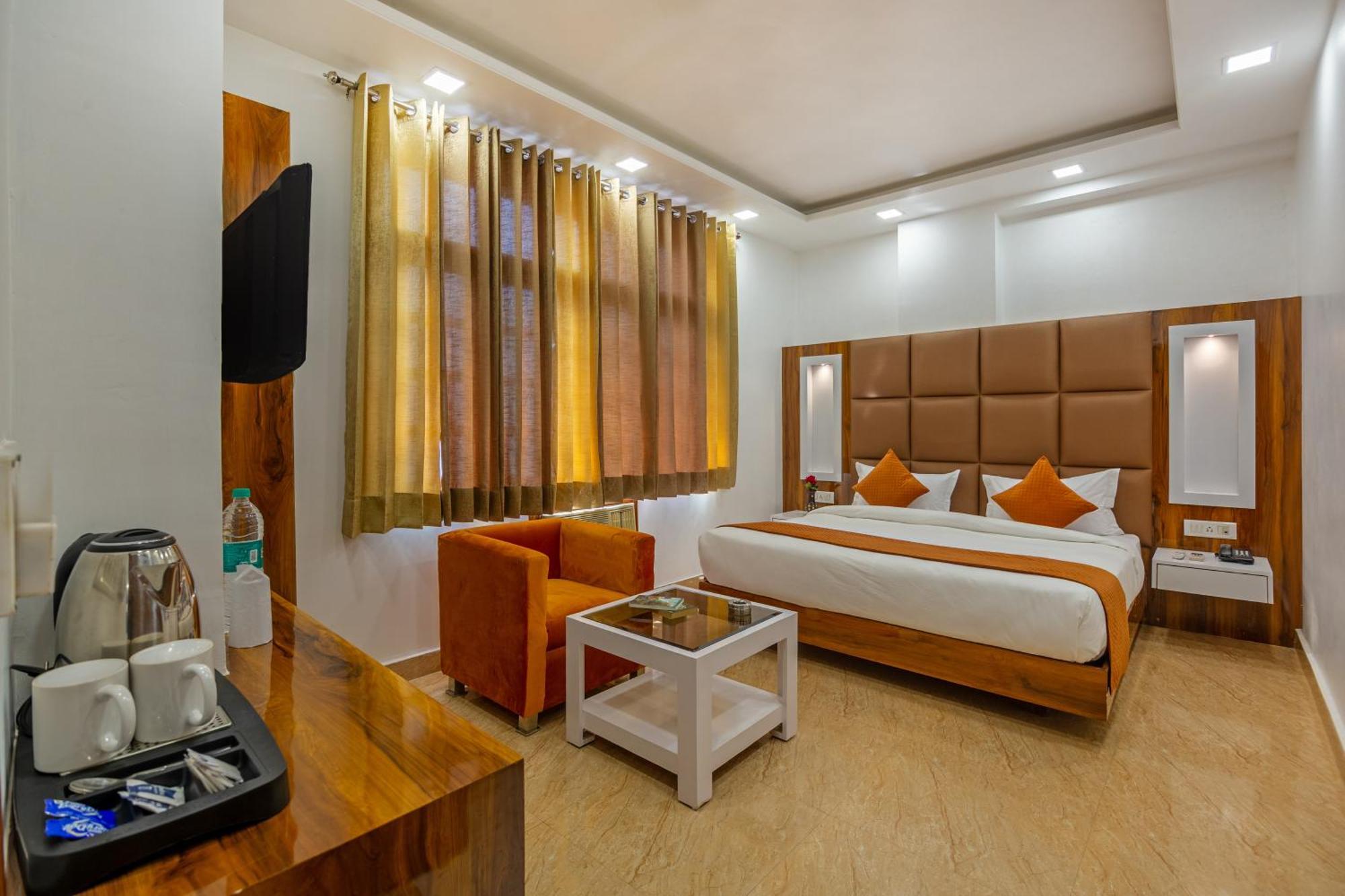 Rahul Palace By Golden Tree Near Metro Station And Ajmal Khan Market Нью-Делі Екстер'єр фото