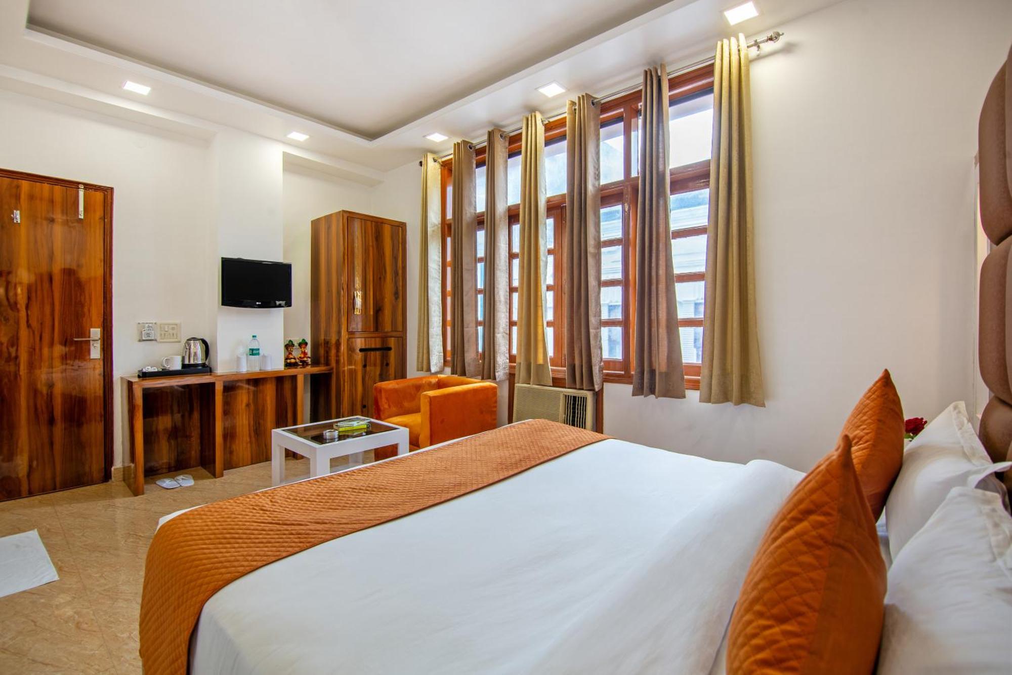 Rahul Palace By Golden Tree Near Metro Station And Ajmal Khan Market Нью-Делі Екстер'єр фото
