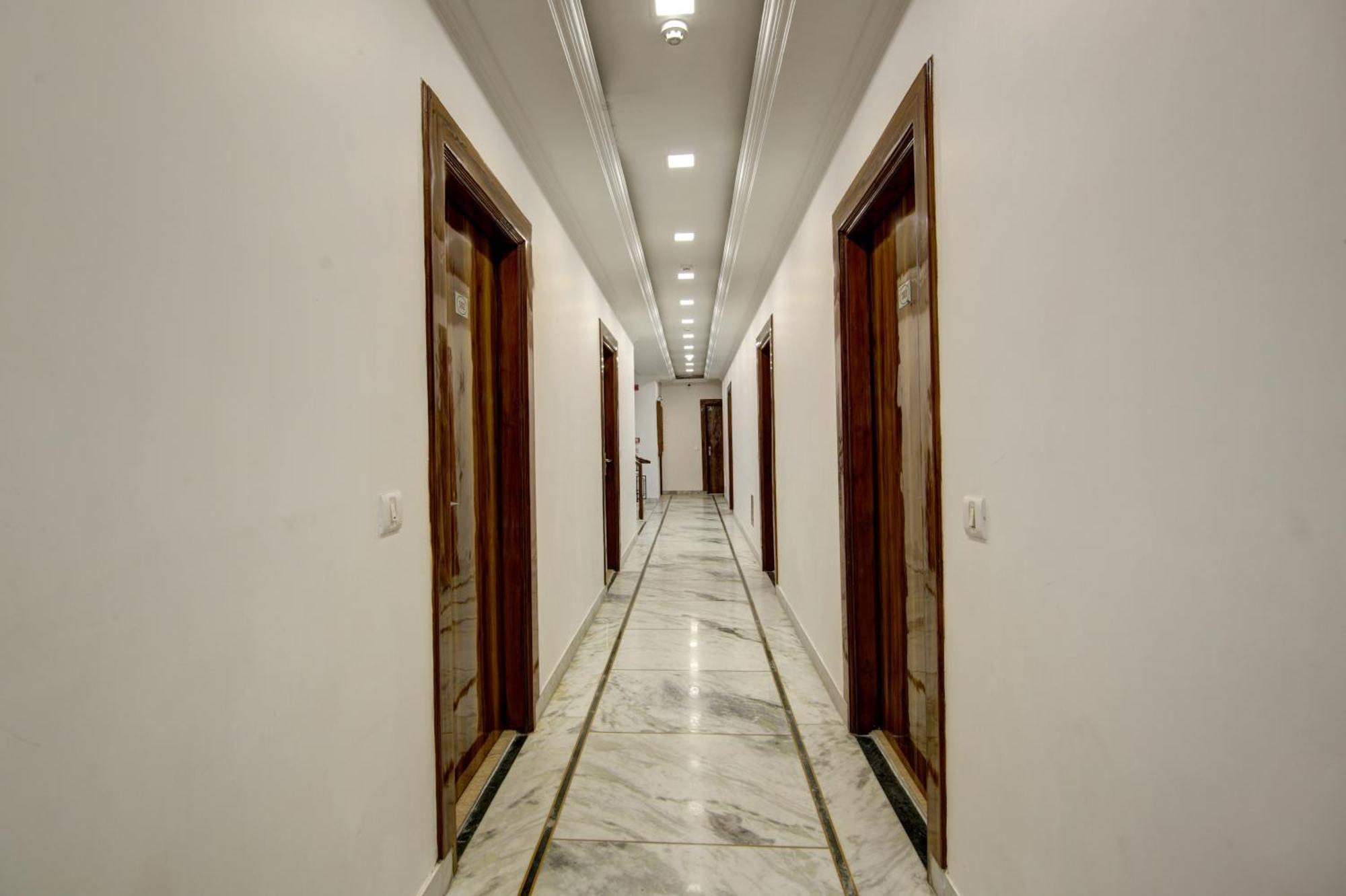 Rahul Palace By Golden Tree Near Metro Station And Ajmal Khan Market Нью-Делі Екстер'єр фото