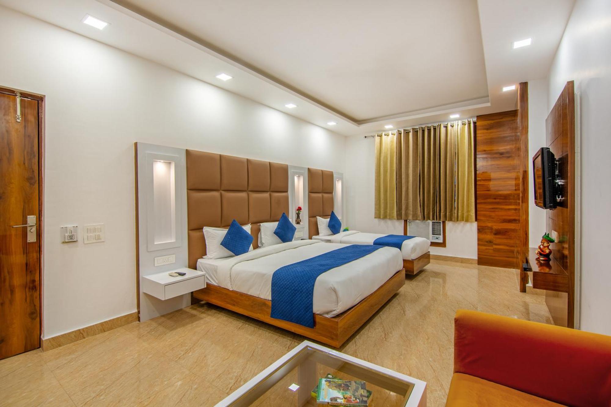 Rahul Palace By Golden Tree Near Metro Station And Ajmal Khan Market Нью-Делі Екстер'єр фото