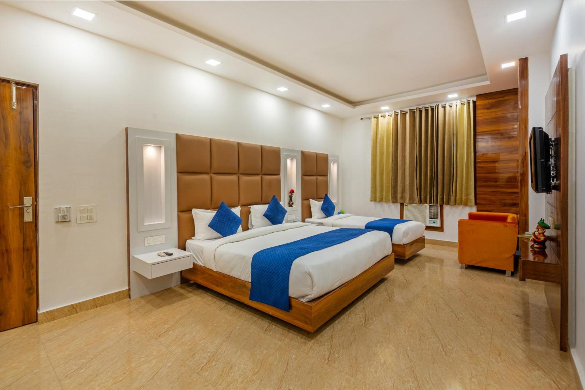 Rahul Palace By Golden Tree Near Metro Station And Ajmal Khan Market Нью-Делі Екстер'єр фото