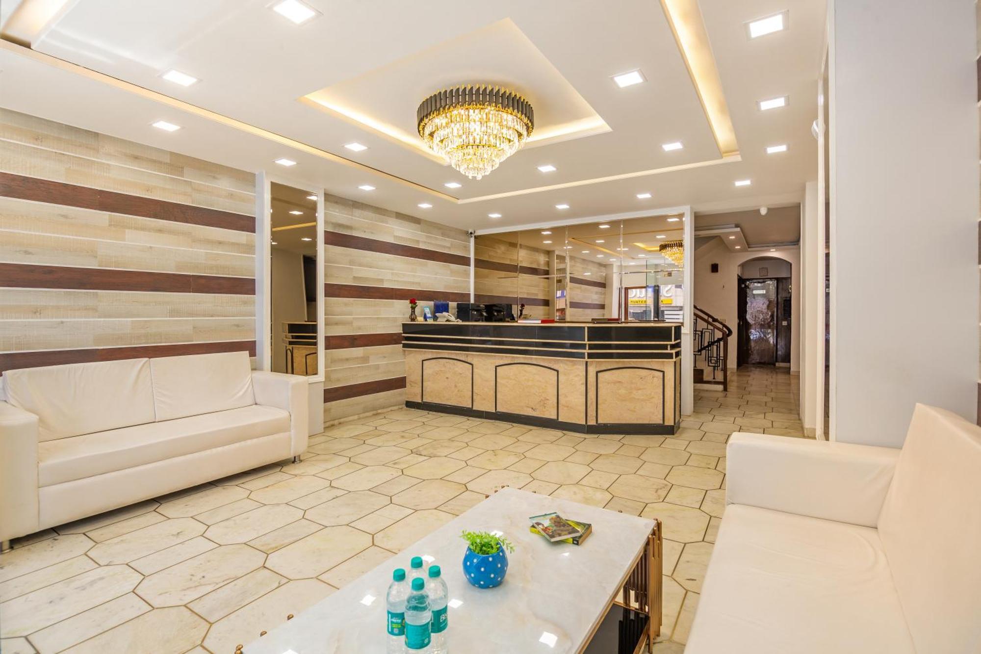 Rahul Palace By Golden Tree Near Metro Station And Ajmal Khan Market Нью-Делі Екстер'єр фото
