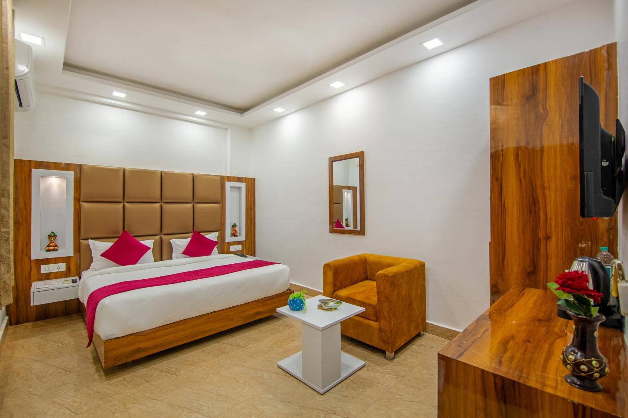 Rahul Palace By Golden Tree Near Metro Station And Ajmal Khan Market Нью-Делі Екстер'єр фото