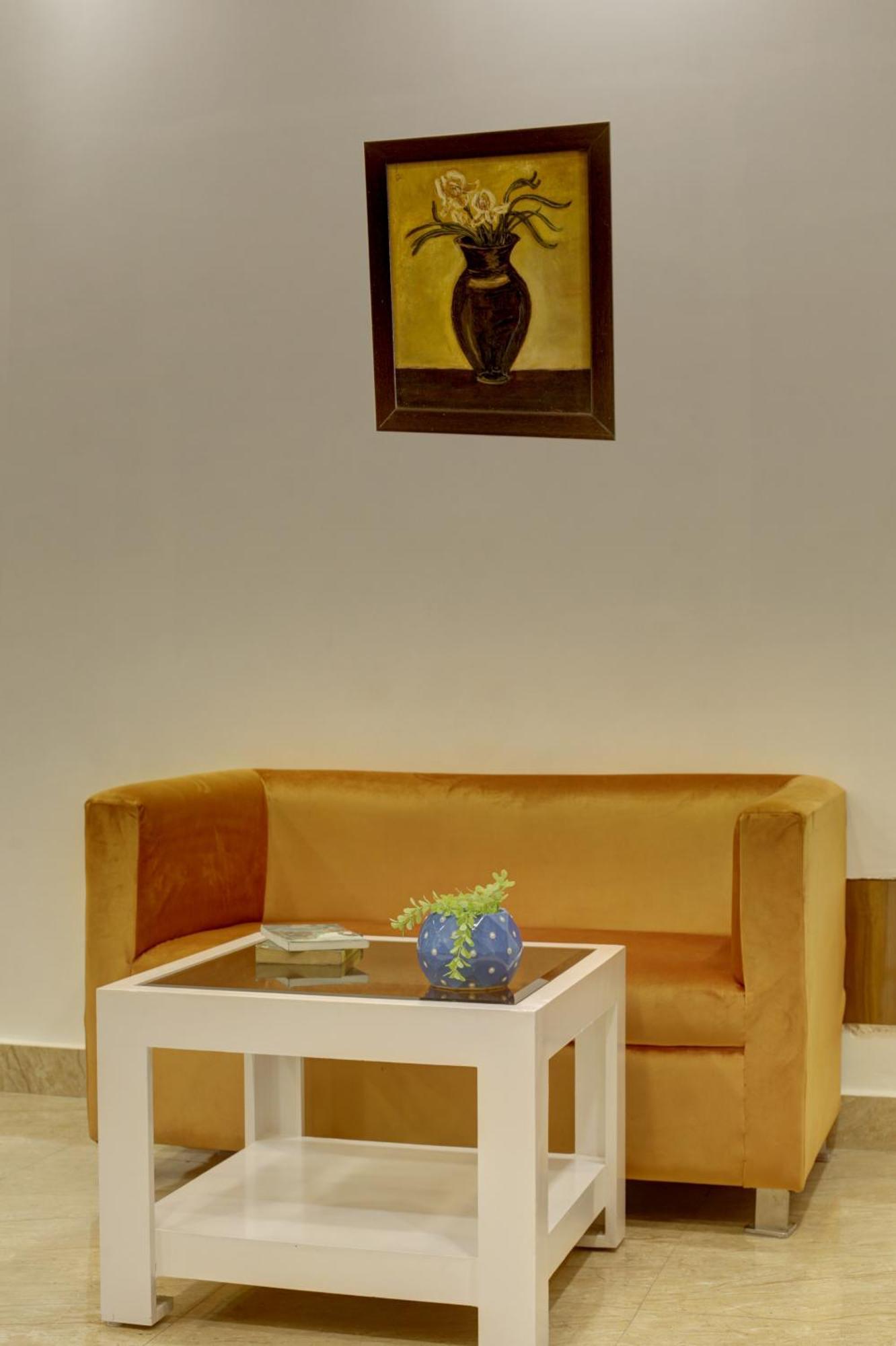 Rahul Palace By Golden Tree Near Metro Station And Ajmal Khan Market Нью-Делі Екстер'єр фото