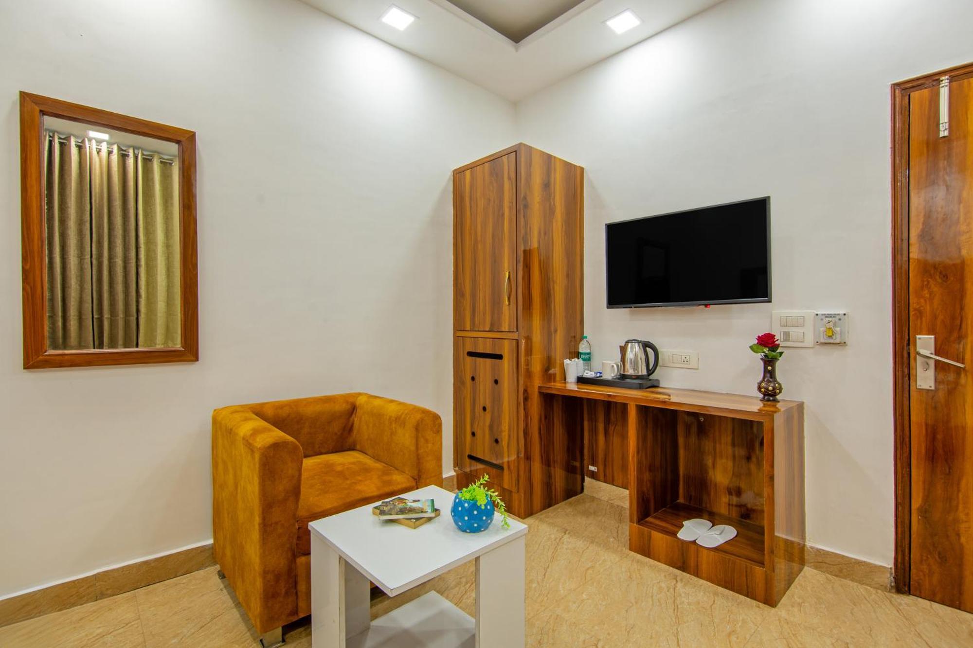 Rahul Palace By Golden Tree Near Metro Station And Ajmal Khan Market Нью-Делі Екстер'єр фото