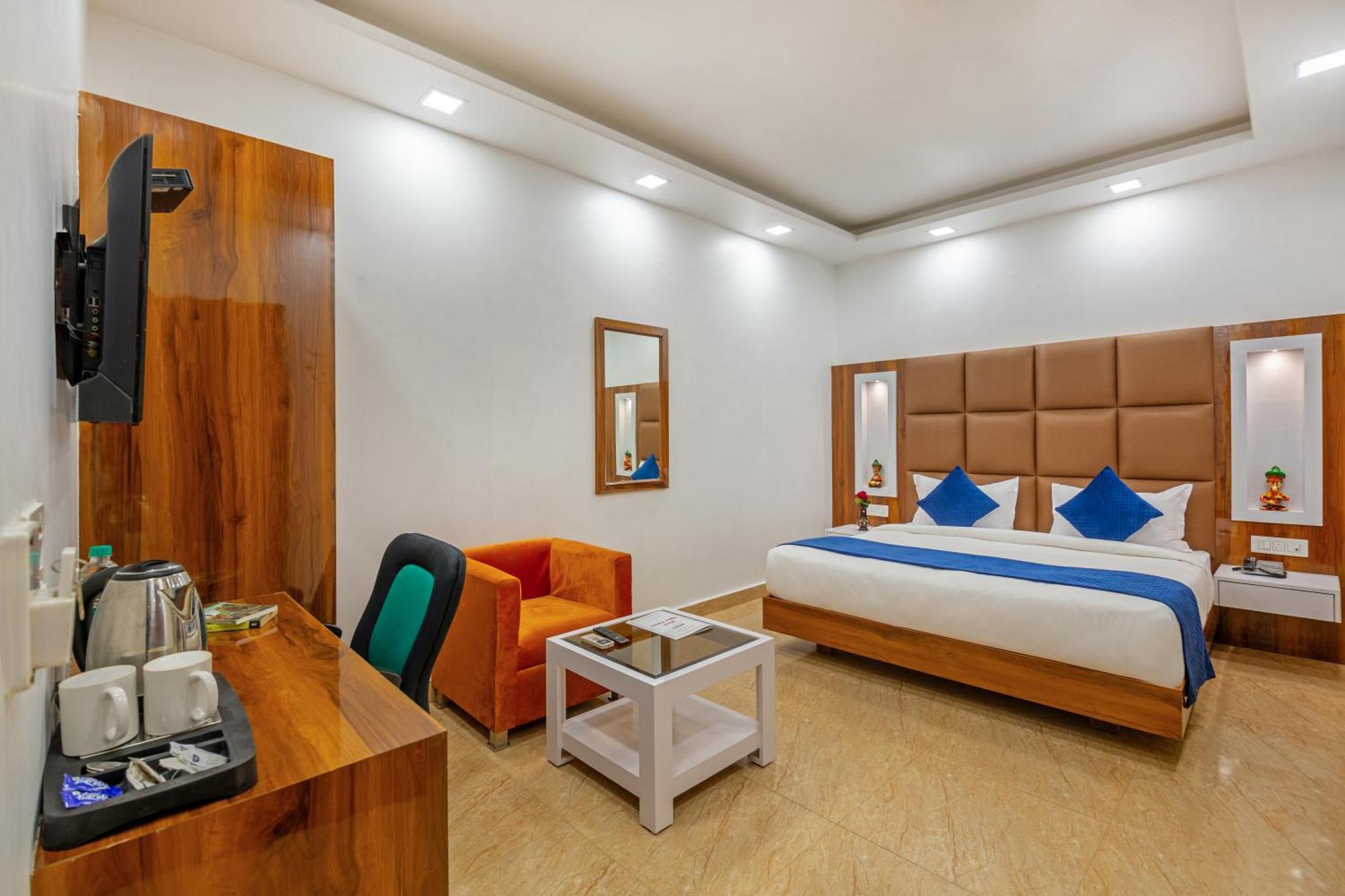 Rahul Palace By Golden Tree Near Metro Station And Ajmal Khan Market Нью-Делі Екстер'єр фото