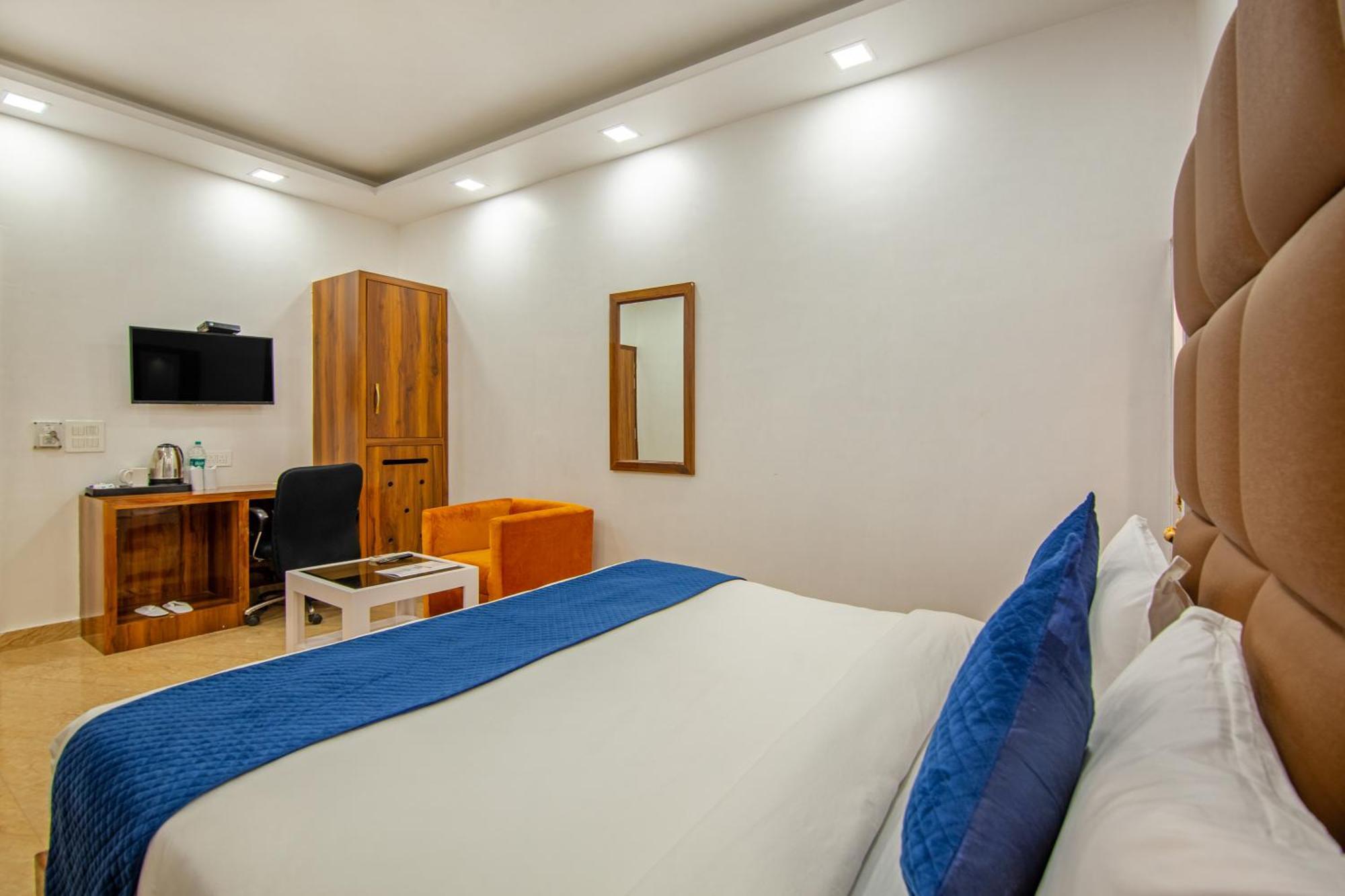 Rahul Palace By Golden Tree Near Metro Station And Ajmal Khan Market Нью-Делі Екстер'єр фото