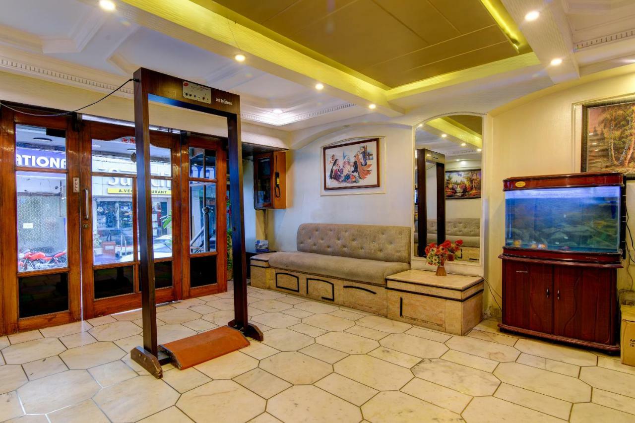 Rahul Palace By Golden Tree Near Metro Station And Ajmal Khan Market Нью-Делі Екстер'єр фото