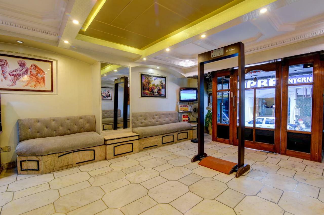 Rahul Palace By Golden Tree Near Metro Station And Ajmal Khan Market Нью-Делі Екстер'єр фото