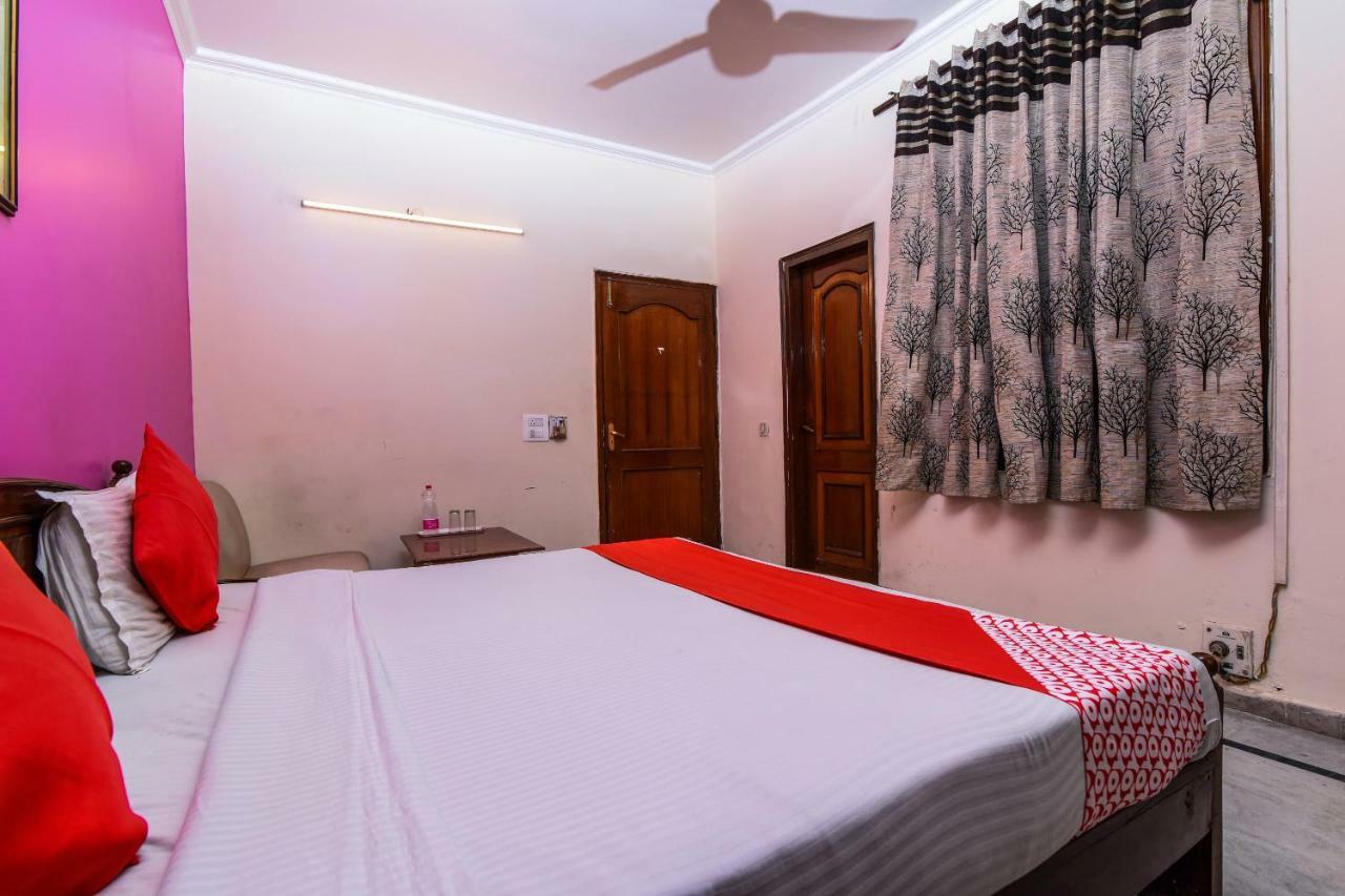 Rahul Palace By Golden Tree Near Metro Station And Ajmal Khan Market Нью-Делі Екстер'єр фото