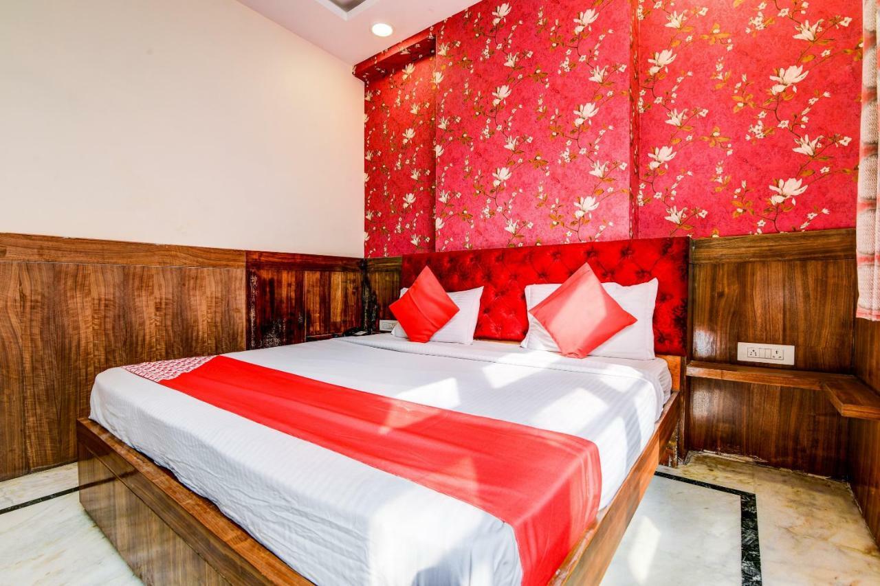 Rahul Palace By Golden Tree Near Metro Station And Ajmal Khan Market Нью-Делі Екстер'єр фото