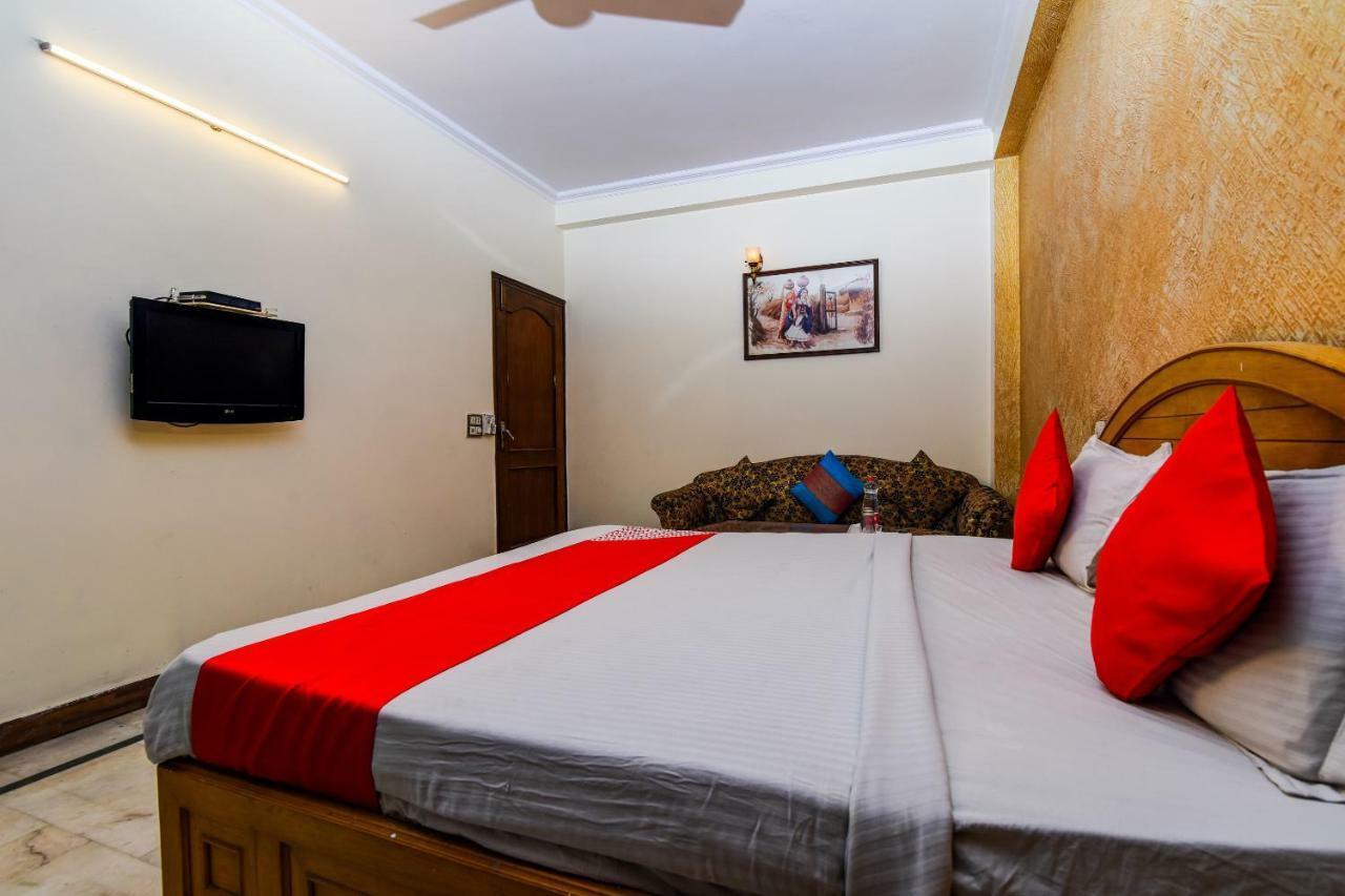 Rahul Palace By Golden Tree Near Metro Station And Ajmal Khan Market Нью-Делі Екстер'єр фото