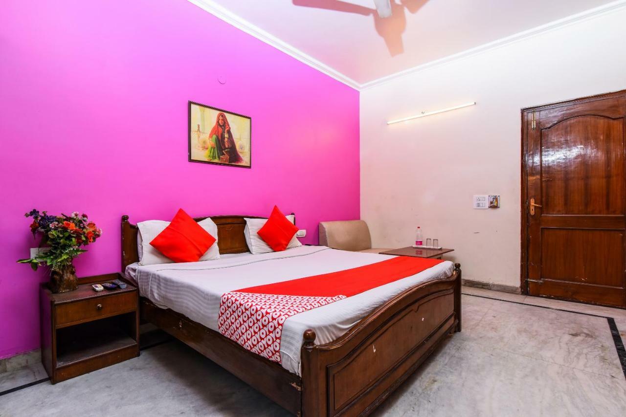 Rahul Palace By Golden Tree Near Metro Station And Ajmal Khan Market Нью-Делі Екстер'єр фото