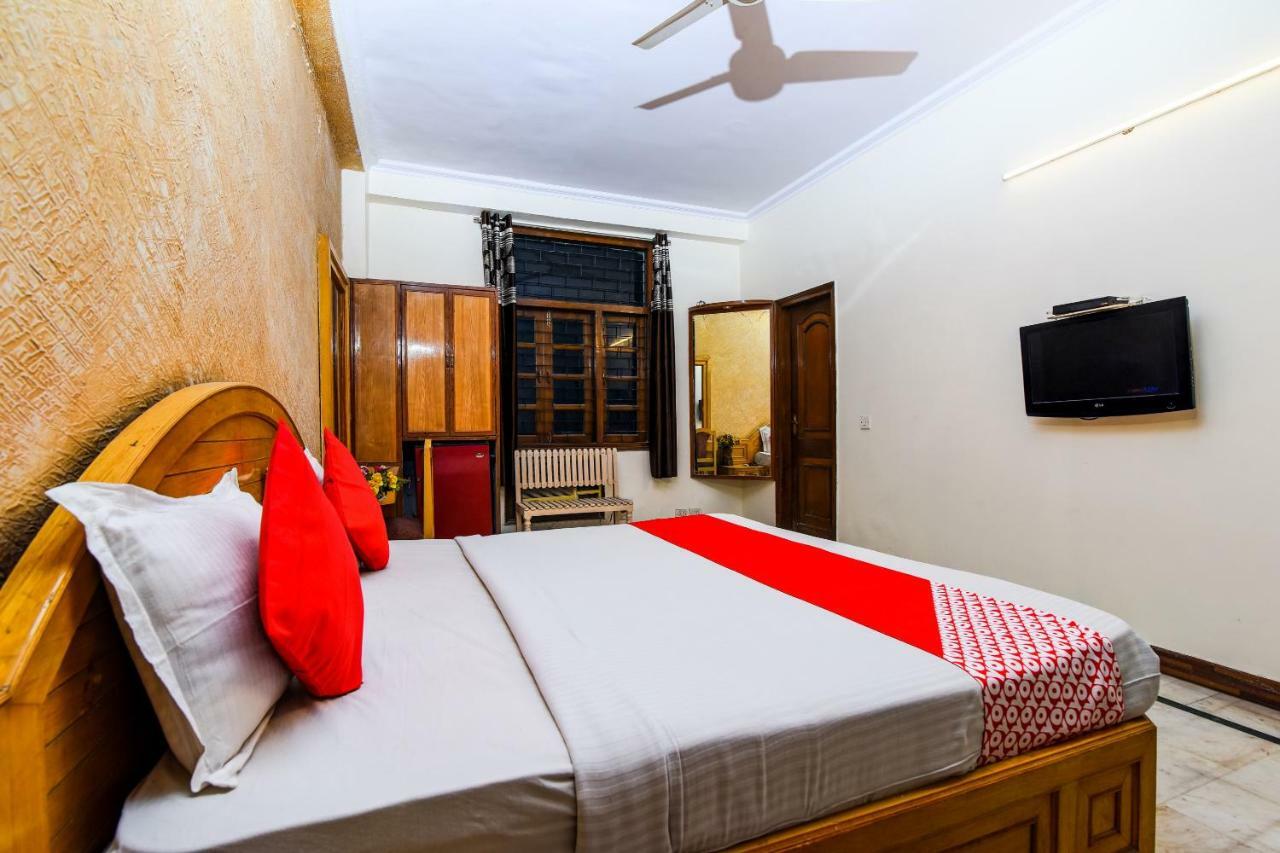 Rahul Palace By Golden Tree Near Metro Station And Ajmal Khan Market Нью-Делі Екстер'єр фото